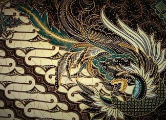 Wanita Asing Pencuri Kain Batik