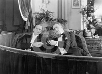 “Aku Mencintai Lelaki yang Duduk Di Sampingmu”