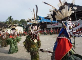 Ritual Hudoq dan Pedalaman Suku Dayak Di Kalimantan Timur Ritual Hudoq Photo: sarinovita.com