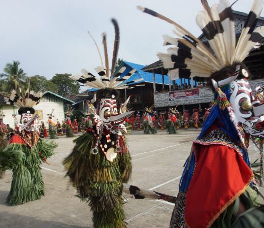 Ritual Hudoq dan Pedalaman Suku Dayak Di Kalimantan Timur Ritual Hudoq Photo: sarinovita.com